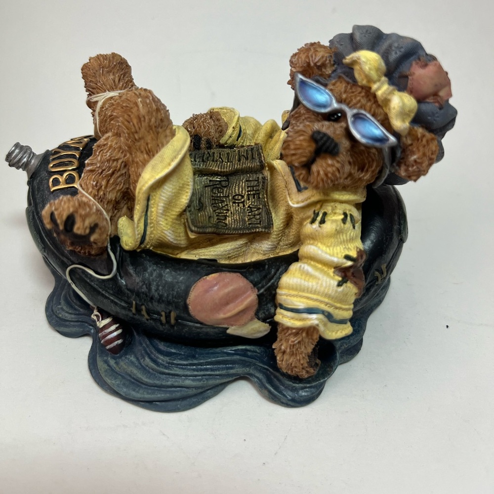 Boyd’s Bears figurine from 1999. Rare. “Ima chillin’….takin’ it easy”.